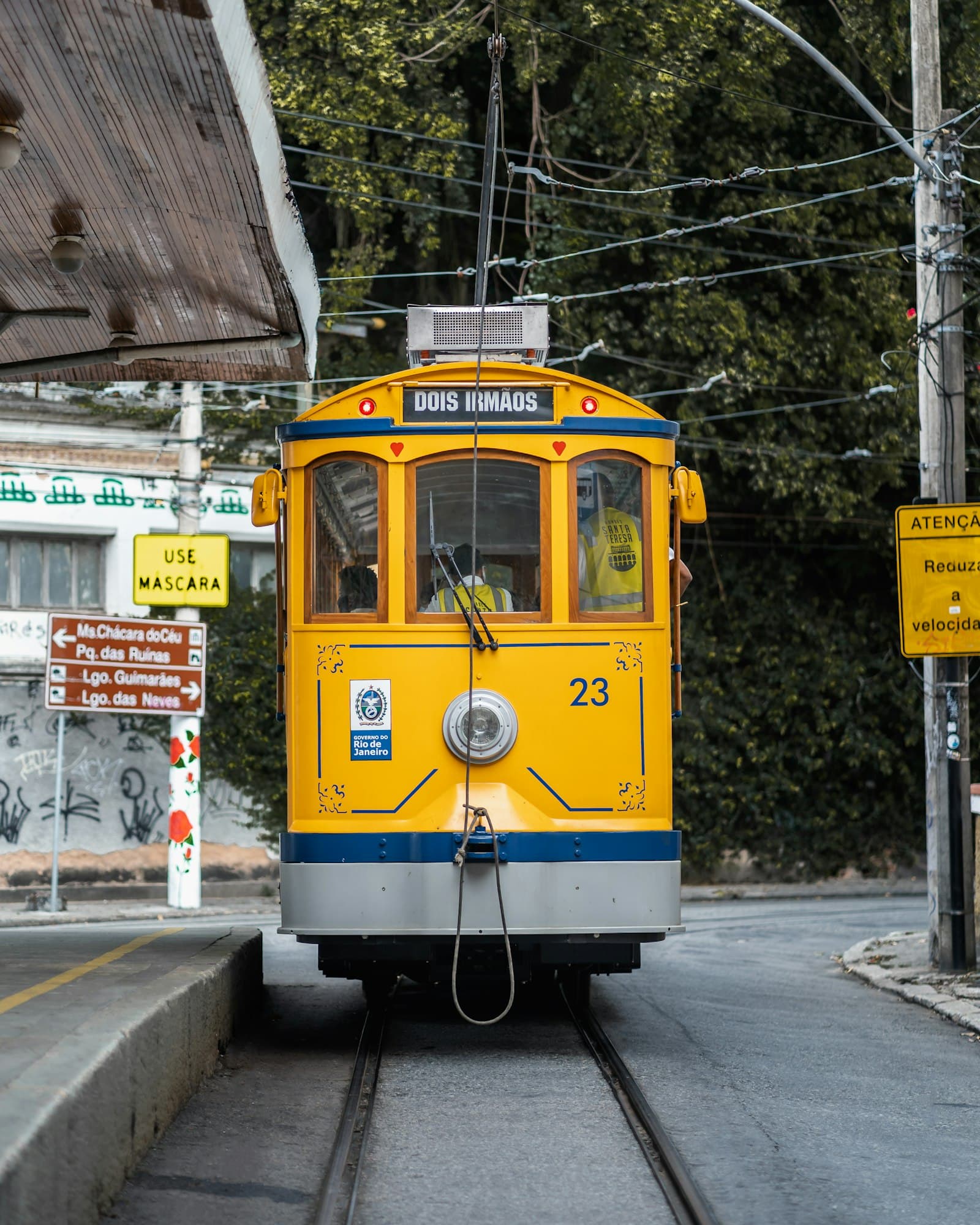 The yellow Santa Teresa tram (bonde)